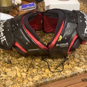 Riddell Kombine shoulder pads